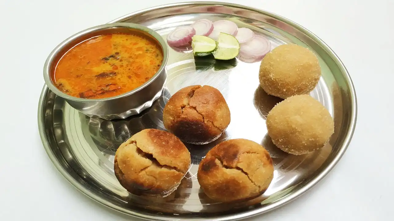 Rajasthani Dal bati churma recipe in Hindi | राजस्थानी दाल बाटी चूरमा | Dal bati churma