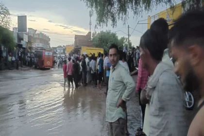 बीकानेर: बहाव से अनियंत्रित हुई बस