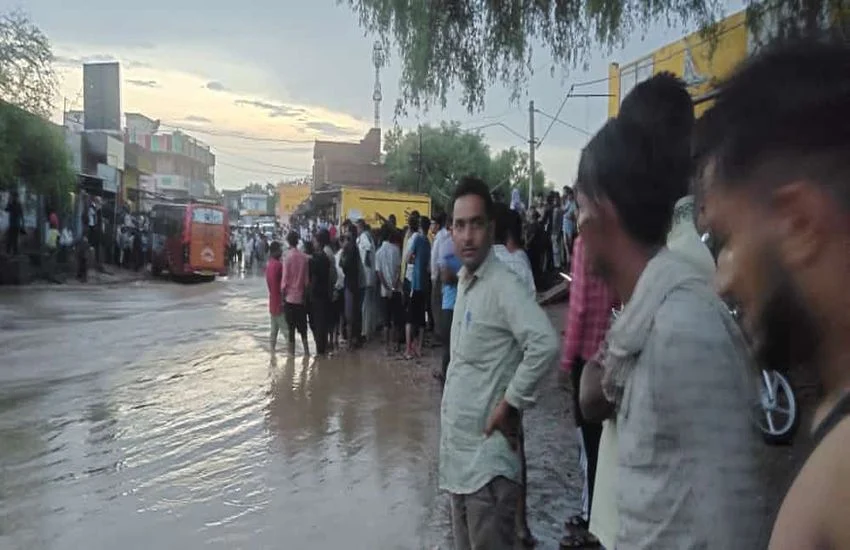 बीकानेर: बहाव से अनियंत्रित हुई बस