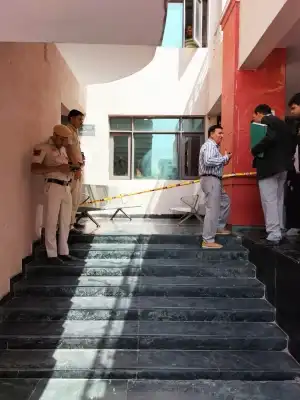 दिल्ली के साकेत कोर्ट में फायरिंग, की गई हमलावर की पहचान (लीड-1)