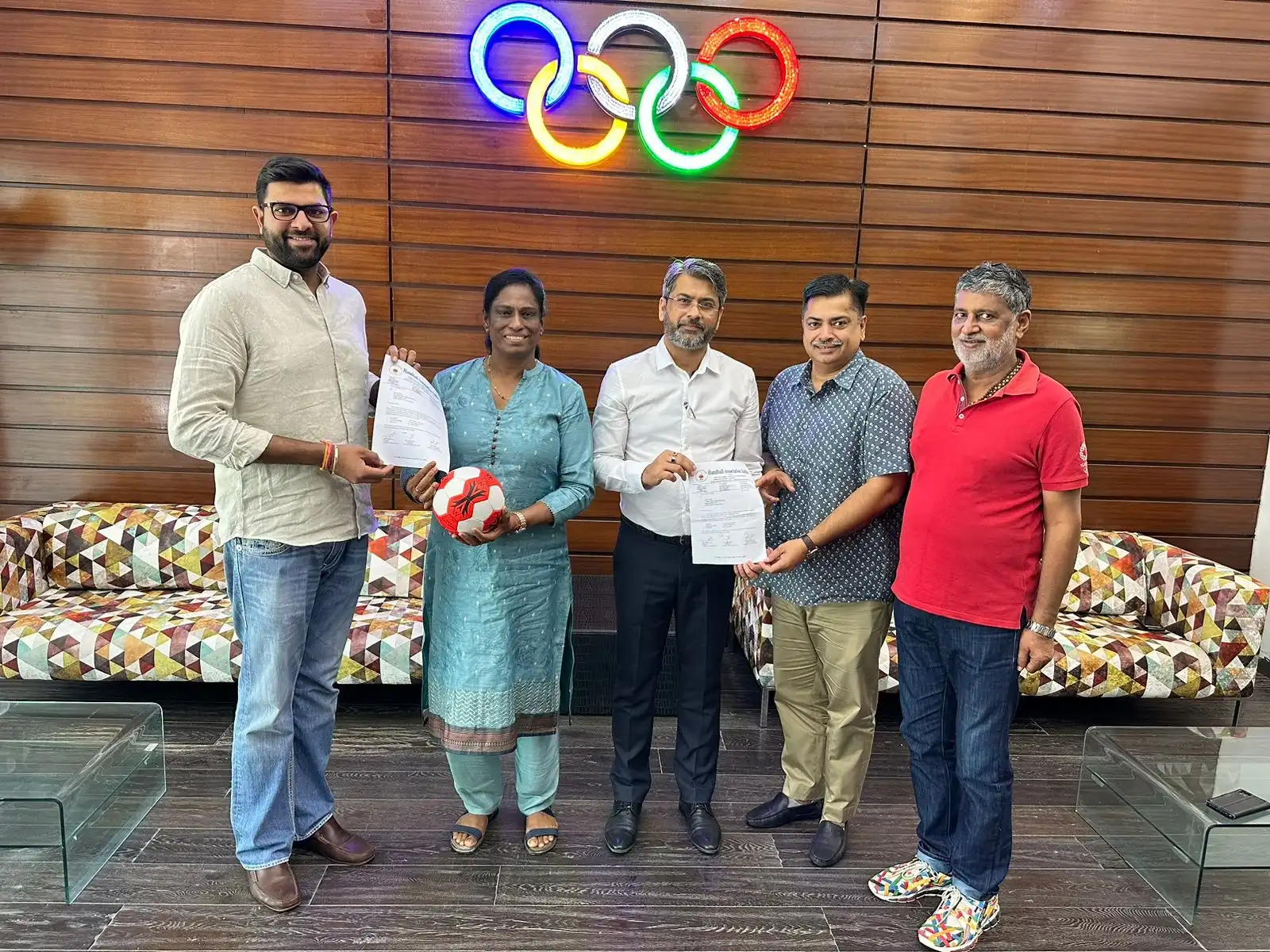 आईओए हैंडबॉल संघ में गतिरोध को हल करने के लिए दोनों गुटों को एक साथ लाता है