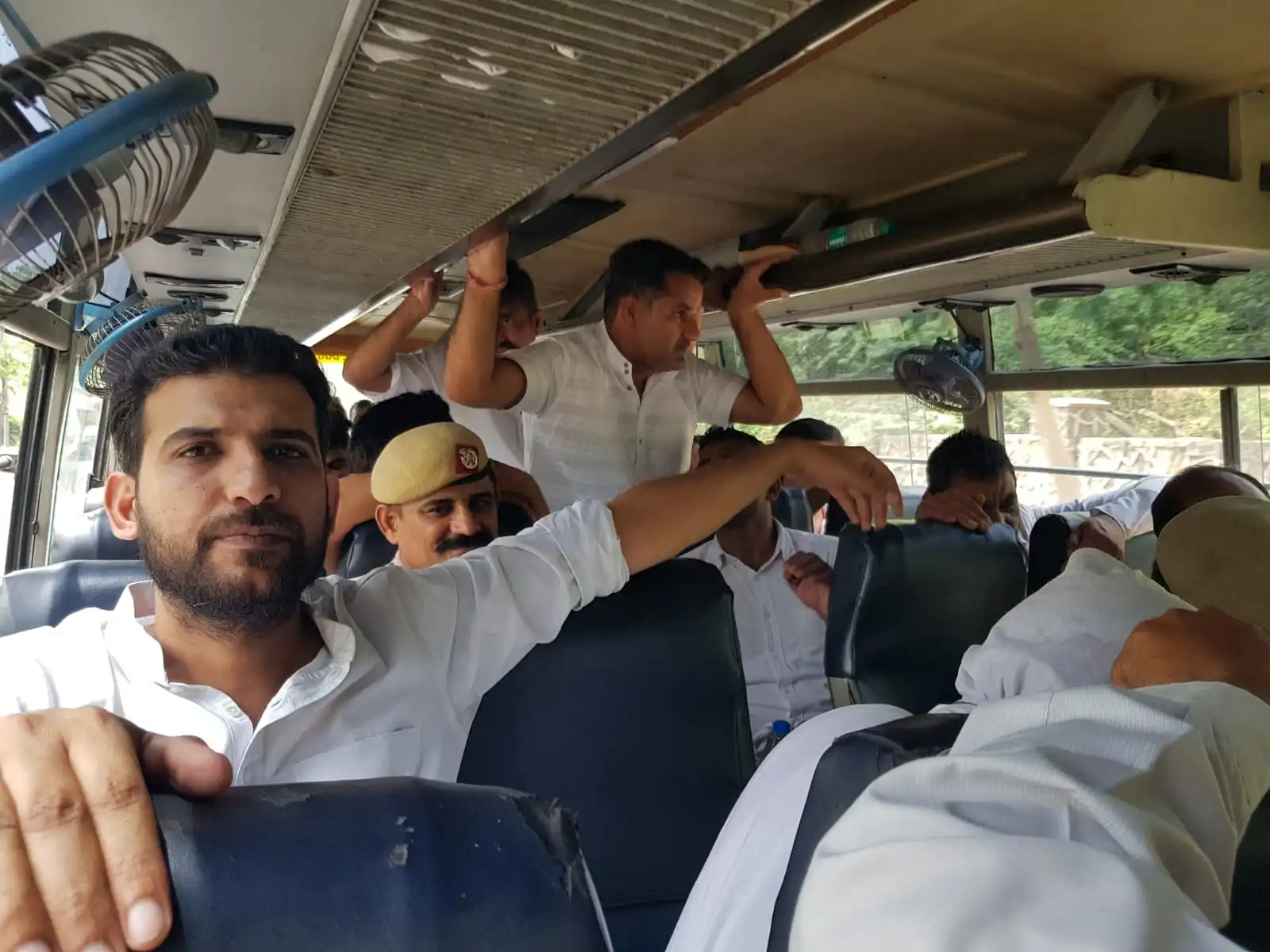 पहलवानों की पंचायत: दिल्ली में 50 हिरासत में, हरियाणा पुलिस ने किसानों को रोका