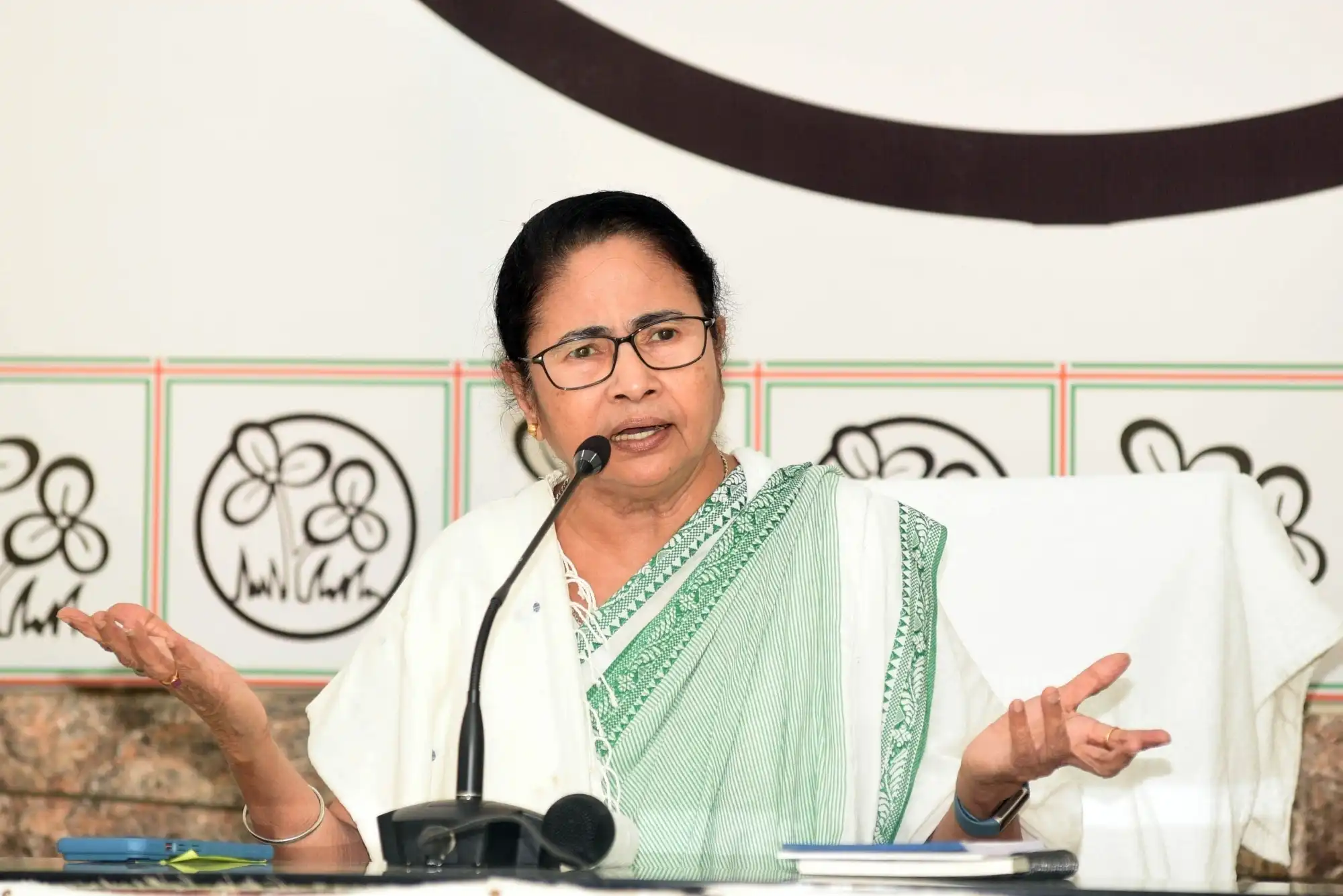 विपक्षी एकता : नीतीश की बुलाई बैठक से एक दिन पहले पटना पहुंच सकती हैं ममता