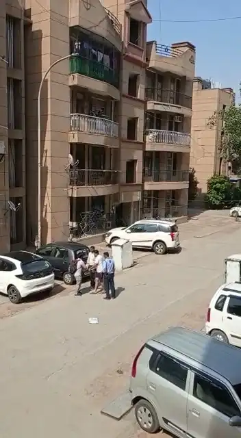 नोएडा : आरडब्ल्यूए अध्यक्ष ने डिलीवरी बॉय को बेरहमी से पीटा, वीडियो वायरल