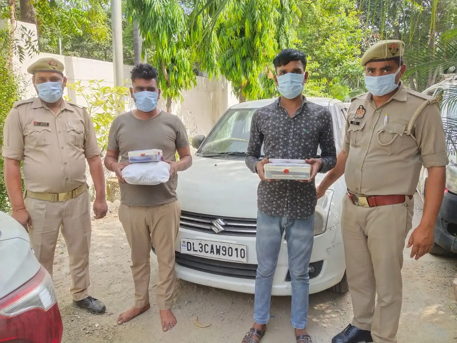 पुलिस की वर्दी पहनकर लोगों से करते थे लूटपाट, दो गिरफ्तार