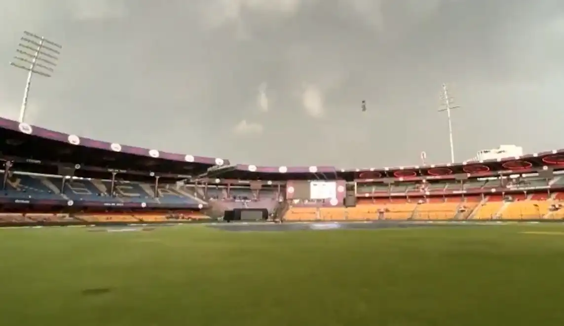 IPL 2023: बारिश के कारण रॉयल चैलेंजर्स बैंगलोर-गुजरात टाइटंस मैच के लिए टॉस में देरी हुई