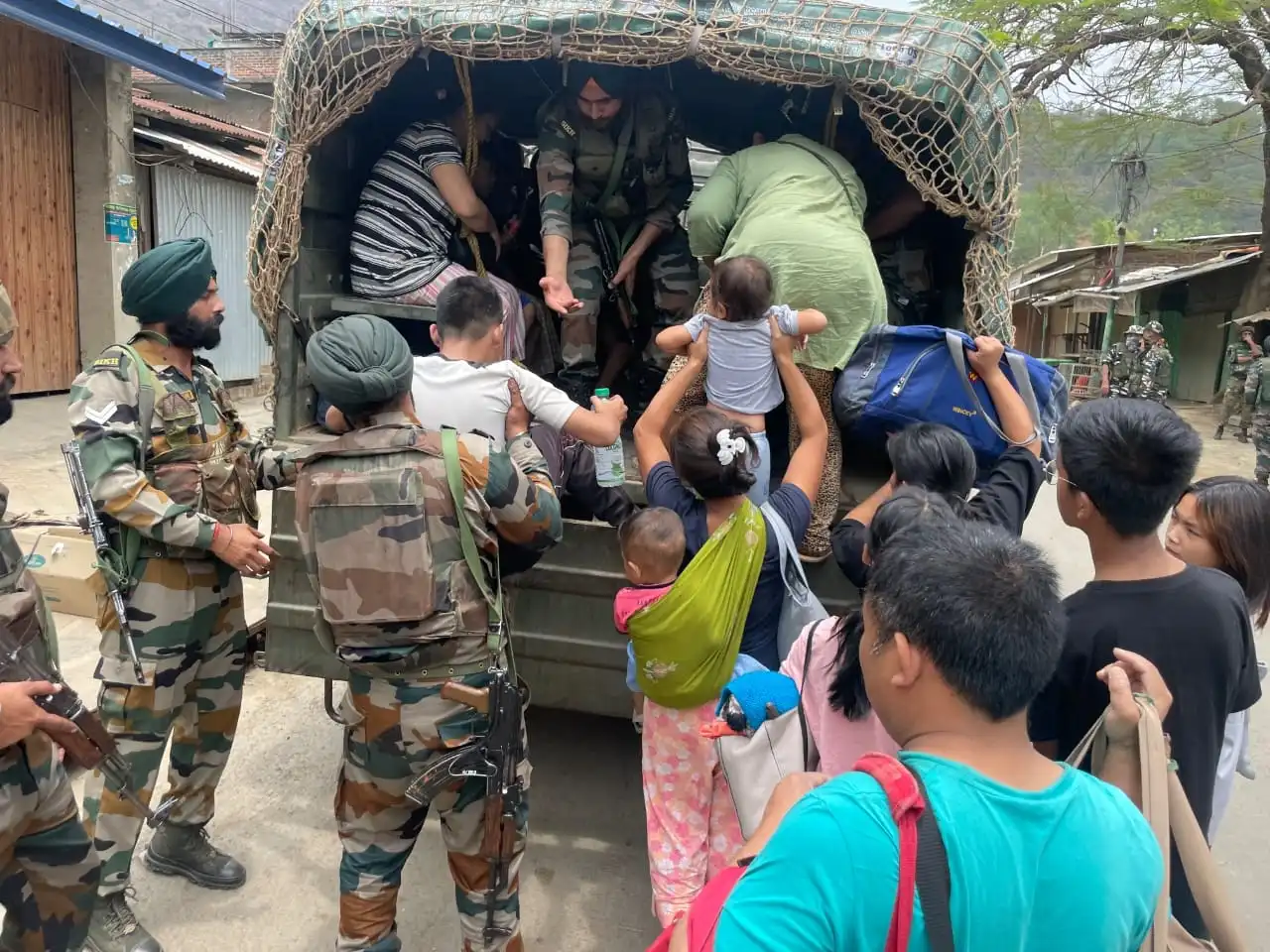 मणिपुर हिंसा : सुप्रीम कोर्ट ने कहा, मेइती को एसटी का दर्जा देने पर विचार करे सरकार