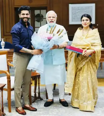 भारतीय क्रिकेटर रवींद्र जडेजा ने पीएम मोदी से की मुलाकात, पत्नी एवं भाजपा विधायक रिवाबा जडेजा भी रहीं साथ