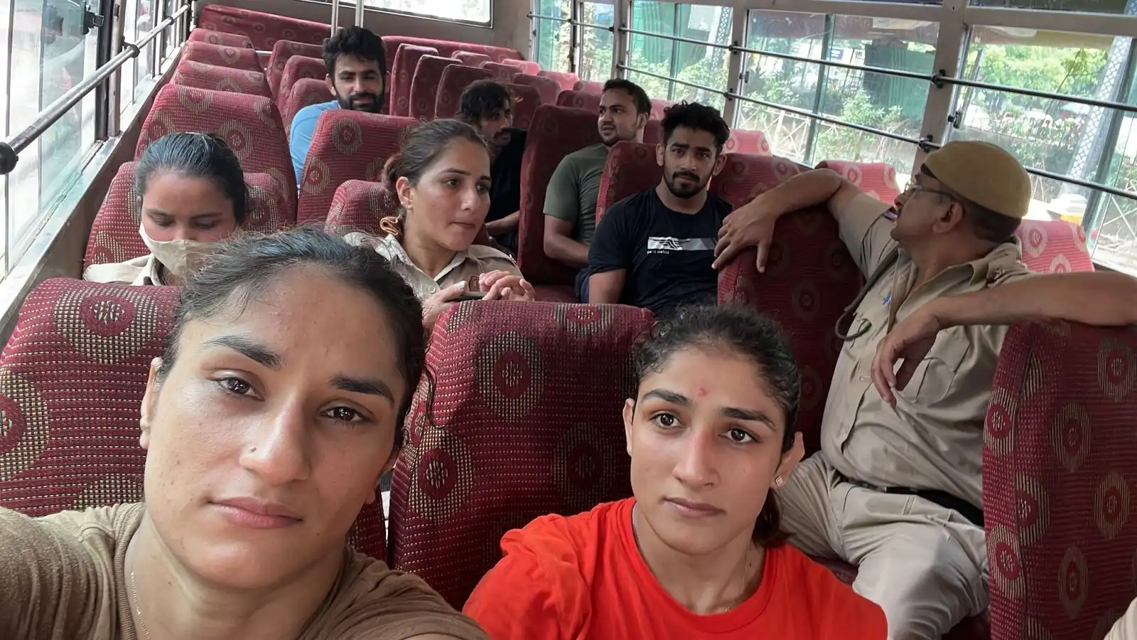 कुश्ती गड़बड़: साक्षी, विनेश, संगीता को दिल्ली पुलिस ने हिरासत में लिया