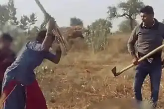 बुजुर्ग मां को बेटे-बहू ने पीटा