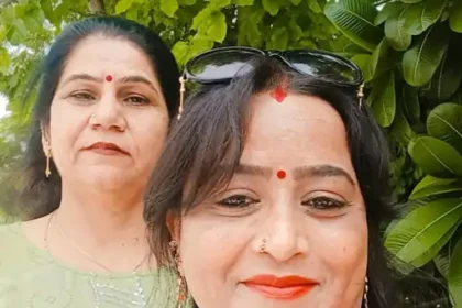 सुमन सेन और अनीता चौधरी (पीछे) की फाइल फोटो।