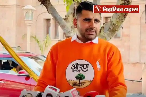 ओरण बचाओ लिखा हुआ भगवा टीशर्ट पहनकर विधानसभा पहुंचे विधायक रविंद्र सिंह भाटी