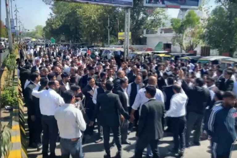 अजमेर: भयानक हमले में घायल वरिष्ठ अधिवक्ता की मौत से आक्रोश, वकीलों ने किया प्रदर्शन