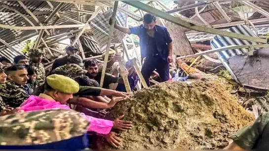 कटरा में वैष्णो देवी मंदिर के पास भूस्खलन से 32 लोगों की मौत
