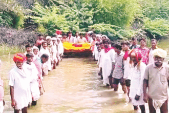 गांव के श्मशान घाट में पानी भरने से अंतिम संस्कार में बाधा गांव के श्मशान घाट में पानी भरने से अंतिम संस्कार में बाधा