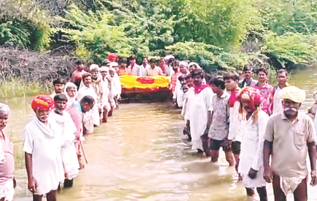 गांव के श्मशान घाट में पानी भरने से अंतिम संस्कार में बाधा गांव के श्मशान घाट में पानी भरने से अंतिम संस्कार में बाधा