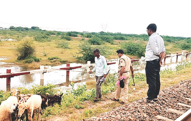 रेलवे ट्रैक के पास जानवरों को रोकने के लिए पशुपालकों को दी गई हिदायत