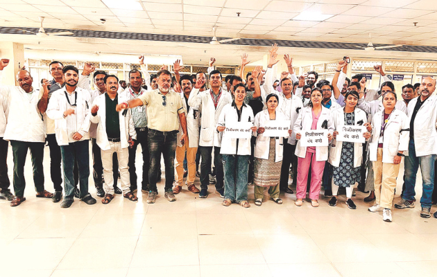 राज्य में जांचों के निजीकरण के खिलाफ लैब टेक्नीशियन्स का विरोध