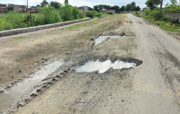 पहली बारिश में धराशायी हुई उतावली जाने वाली सड़क, ग्रामीणों में आक्रोश