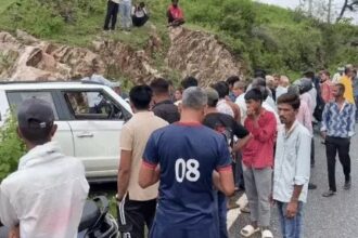 खेरवाड़ा में कार नाले में गिरने से तीन लोगों की मौत