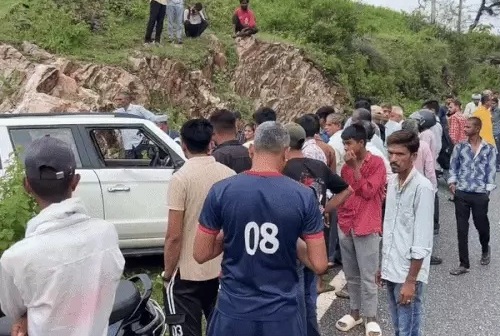 खेरवाड़ा में कार नाले में गिरने से तीन लोगों की मौत
