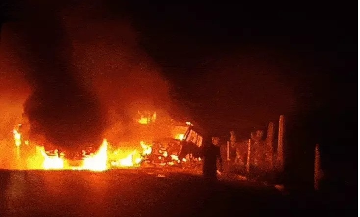 दो ट्रेलरों की टक्कर में एक चालक की जलकर मौत