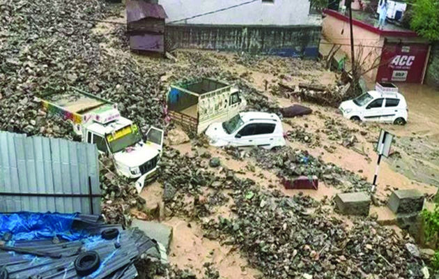 कश्मीर में बादल फटने से चार लोगों की जान गई