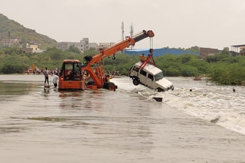 बालोतरा में लूनी नदी में जीप बहने से मां और बेटियों की मौत