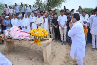 राज्यमंत्री के.के. विश्नोई ने कर्नल चौधरी को श्रद्धांजलि दी