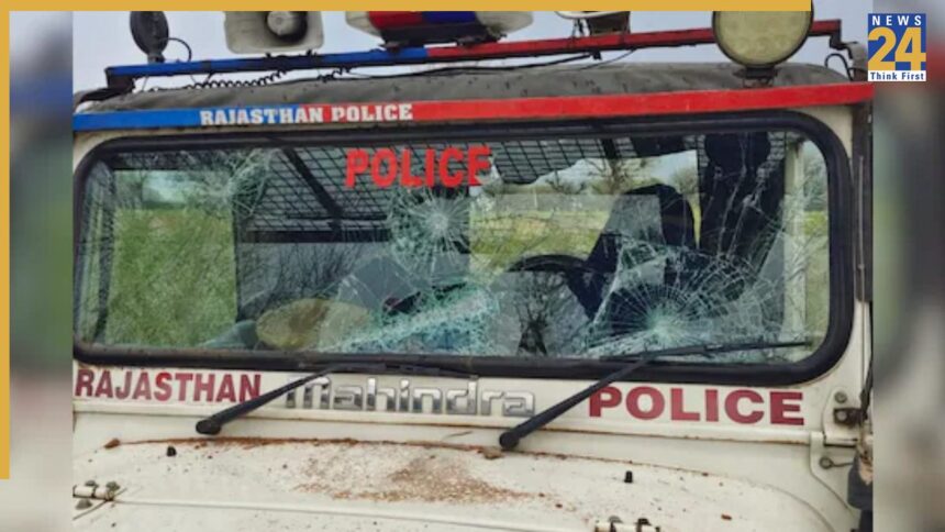राजस्थान में पुलिस पर हमला, वर्दी फटी और मोबाइल छीना गया