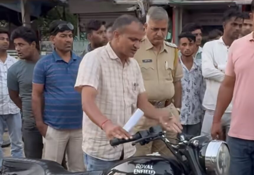 ट्रेलर की टक्कर से बाइक सवार की मौत, पत्नी और बच्चा घायल