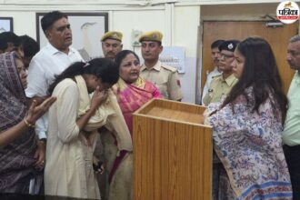 बाड़मेर में कलेक्टर टीना डाबी के सामने रोई लड़की, पुलिस पर गंभीर आरोप