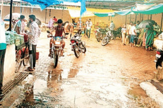 कुंदनपुर हाट बाजार में गंदगी और शराब की बोतलों से विक्रेताओं की नाराजगी