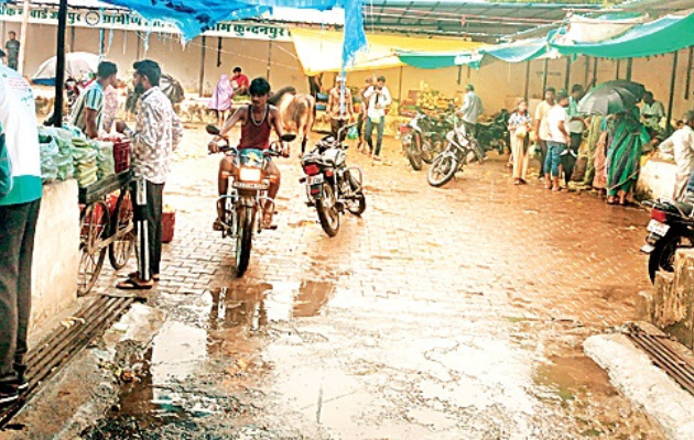 कुंदनपुर हाट बाजार में गंदगी और शराब की बोतलों से विक्रेताओं की नाराजगी