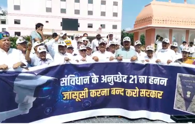 कांग्रेस विधायकों का विधानसभा में जासूसी के खिलाफ प्रदर्शन