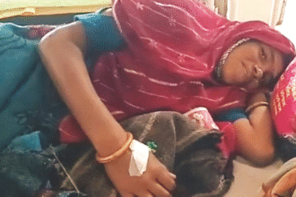 झालावाड़ के अस्पताल में प्रसूता को गेट पर देना पड़ा बच्चे को जन्म