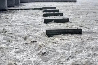 दिल्ली में यमुना नदी का जलस्तर बढ़ा, बाढ़ का खतरा दिल्ली में यमुना नदी का जलस्तर बढ़ा, बाढ़ का खतरा