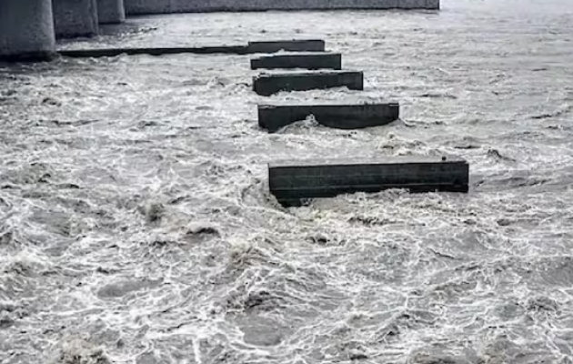 दिल्ली में यमुना नदी का जलस्तर बढ़ा, बाढ़ का खतरा दिल्ली में यमुना नदी का जलस्तर बढ़ा, बाढ़ का खतरा