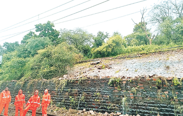 कोटा में बारिश से रेल यातायात ठप, मलबा गिरने से हुई देरी