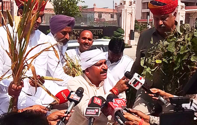 कांग्रेस विधायकों का विधानसभा में खराब फसल को लेकर प्रदर्शन