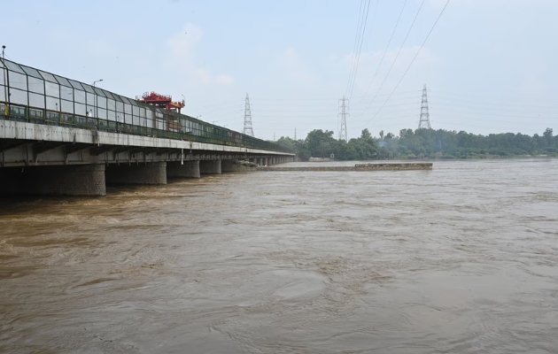 दिल्ली में यमुना का जलस्तर बढ़ा, बाढ़ की स्थिति बनी