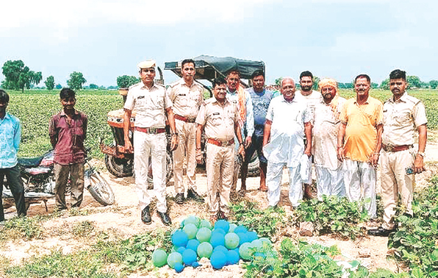 पाकिस्तानी गुब्बारे और उर्दू पोस्ट खेत में मिले, पुलिस को दी सूचना