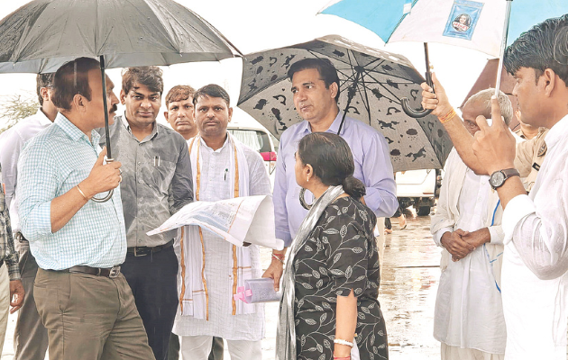संभागीय आयुक्त ने हालात का लिया जायजा, पुल निर्माण का सुझाव