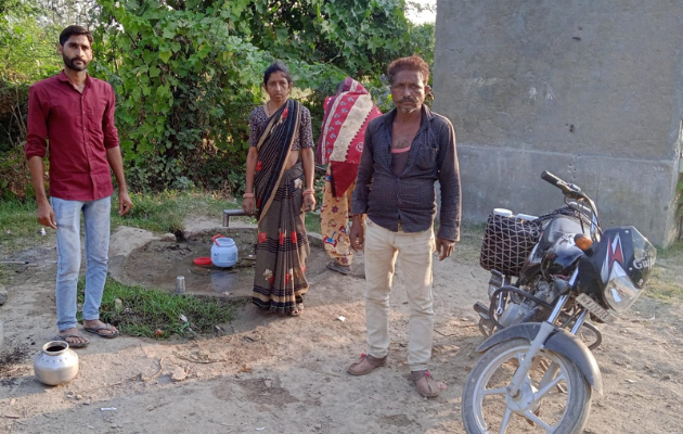 गांव के लोगों को पानी के लिए लंबी दूरी तय करनी पड़ रही है