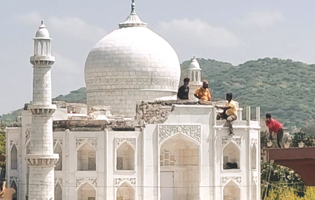 सेवन वंडर्स में से चार का ध्वंस जारी, ताजमहल और एफिल टावर पर काम