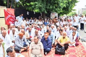सेवानिवृत्त रोडवेज कर्मियों ने मुख्यालय पर किया प्रदर्शन
