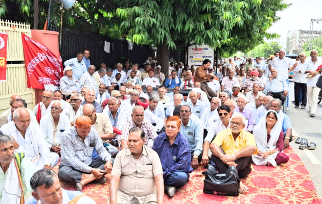 सेवानिवृत्त रोडवेज कर्मियों ने मुख्यालय पर किया प्रदर्शन
