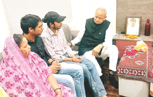 पूर्व सीएम गहलोत ने कन्हैयालाल के परिजनों से की मुलाकात पूर्व सीएम गहलोत ने कन्हैयालाल के परिजनों से की मुलाकात