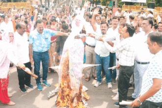 दीपावली की छुट्टियों में परीक्षाओं पर शिक्षकों का विरोध