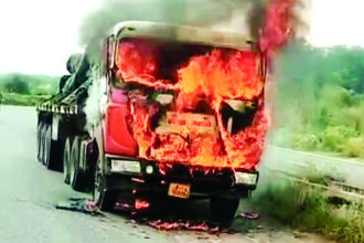 जयपुर-दिल्ली हाईवे पर ट्रेलर में लगी आग से हड़कंप